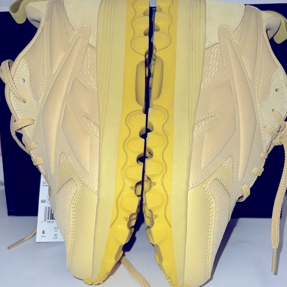 Cardi B Reebok size 6 fits women’s size 7.5